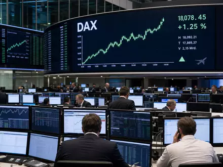 Börsen-Editorial vom Frankfurter Trading-Floor mit DAX-Charts symbolisiert die Notierung der Deutsche Lufthansa AG, ISIN DE0008232125 - Foto: THN