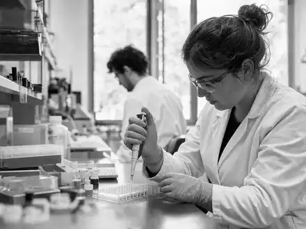 Schwarzweiß-Reportagefoto aus einem Biotech-Labor, passend zu DiaSorin S.p.A., ISIN IT0003497168, zeigt klinische Forschungsarbeit - Foto: THN