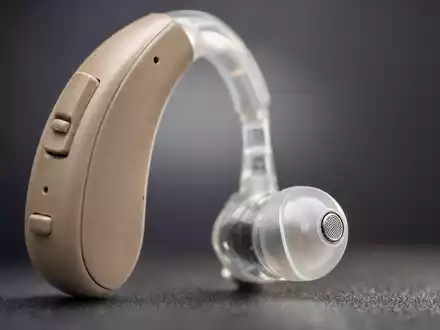 Makroaufnahme eines Hörgeräts zeigt technisches Detail, thematisch passend zu Amplifon S.p.A., ISIN IT0004056880, Hörgerätehersteller - Foto: THN