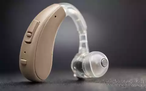 Makroaufnahme eines Hörgeräts zeigt technisches Detail, thematisch passend zu Amplifon S.p.A., ISIN IT0004056880, Hörgerätehersteller - Foto: THN