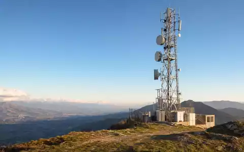 Infrastrutture Wireless Italiane S.p.A. (IT0005090300) betreibt Funkmasten, gezeigt als Sendeturm auf italienischem Hügel bei Sonnenuntergang - Foto: THN