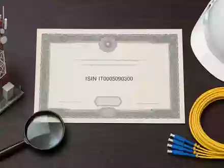 Infrastrutture Wireless Italiane S.p.A. (IT0005090300) symbolisiert dieses Flatlay mit Aktienzertifikat, Turmmodell, Glasfaserkabel, Schutzhelm und Lupe - Foto: THN