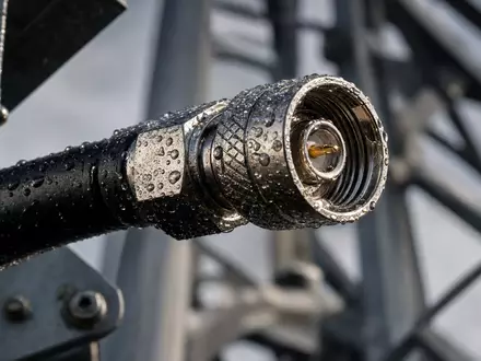 Infrastrutture Wireless Italiane S.p.A. (IT0005090300) wartet Anlagen, gezeigt als Makroaufnahme eines nassen Antennenanschlusses am Sendemast - Foto: THN