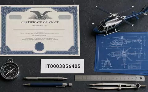 Flatlay kombiniert Aktienzertifikat, ISIN-Karte IT0003856405 und Modellhelikopter für Leonardo S.p.A. übersichtlich auf dunkler Fläche - Foto: THN