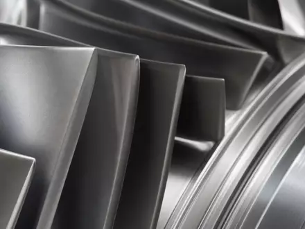 Makroaufnahme von Titan-Turbinenschaufeln repräsentiert die hochpräzise Fertigungstechnik von Leonardo S.p.A., ISIN IT0003856405, im Detail - Foto: THN