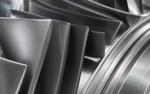 Makroaufnahme von Titan-Turbinenschaufeln repräsentiert die hochpräzise Fertigungstechnik von Leonardo S.p.A., ISIN IT0003856405, im Detail - Foto: THN