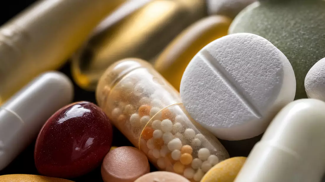 Makroaufnahme verschiedener Pharma-Tabletten und Kapseln mit feiner Textur