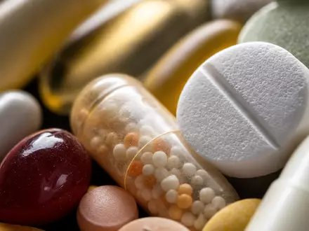 Recordati S.p.A. (IT0003828271) stellt Tabletten und Kapseln her, hier als Makroaufnahme mit feinen Oberflächendetails gezeigt - Foto: THN