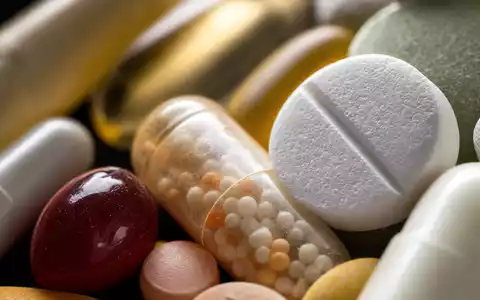 Recordati S.p.A. (IT0003828271) stellt Tabletten und Kapseln her, hier als Makroaufnahme mit feinen Oberflächendetails gezeigt - Foto: THN
