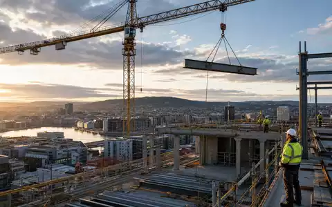 Skanska AB (SE0000113250) zeigt fotorealistisch eine Baustelle mit Kran und Hochhausrohbau bei Sonnenuntergang - Foto: THN