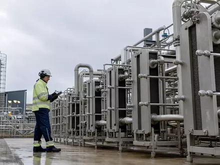 Alfa Laval AB (ISIN SE0000695876) fertigt Wärmetauscher, wie dieses fotorealistische Anlagenbild zeigt - Foto: THN