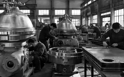 Alfa Laval AB (SE0000695876) steht für Separatoren-Fertigung, dokumentiert in dieser dramatischen Schwarzweiß-Werksreportage heute - Foto: THN