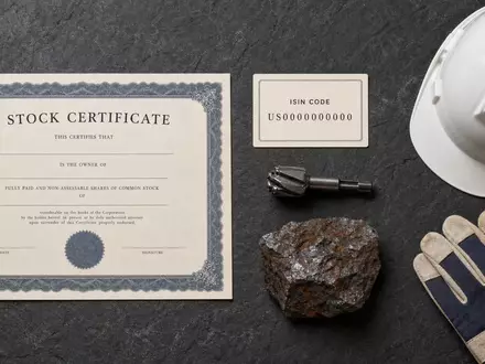 Epiroc AB, ISIN SE0015658109, ist Anlageobjekt, dargestellt als Flatlay mit Zertifikat und Bergbauwerkzeug - Foto: THN