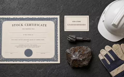 Epiroc AB, ISIN SE0015658109, ist Anlageobjekt, dargestellt als Flatlay mit Zertifikat und Bergbauwerkzeug - Foto: THN