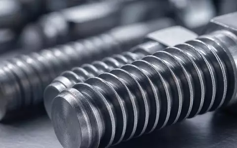 Illinois Tool Works US4523081093 Makroaufnahme von präzisionsgefertigten Stahlschrauben mit scharfen Gewindedetails und Metallstruktur - Foto: THN