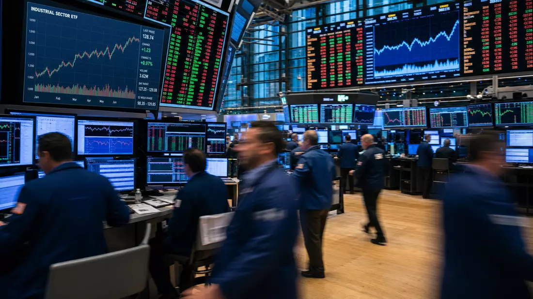 NYSE-Handelsparkett mit Händlern und Industriesektor-ETF-Charts auf großen Anzeigeboards