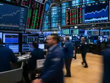 Illinois Tool Works US4523081093 NYSE-Handelsparkett mit Händlern und Industriesektor-Charts auf großen Bildschirmen - Foto: THN