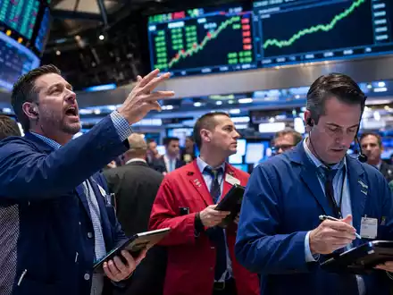 IDEX Corporation US45167R1041 – Börsenhändler an der NYSE mit steigendem Industriesektor-Chart auf Screens - Foto: THN