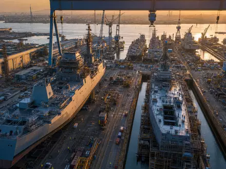Huntington Ingalls betreibt eine große Marinewerft mit Trockendocks und Kränen an der US-Küste US4464131063 - Foto: THN