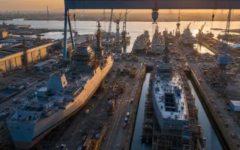 Huntington Ingalls betreibt eine große Marinewerft mit Trockendocks und Kränen an der US-Küste US4464131063 - Foto: THN