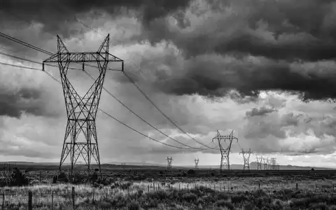 Duke Energy Stromleitungen US26441C2044 dramatisch in Schwarzweiß über weiter offener Ebene unter Gewitterhimmel - Foto: THN