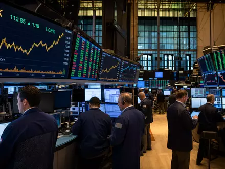 Duke Energy Aktie US26441C2044 auf belebtem NYSE-Börsenparkett mit DUK-Kursanzeige auf großen LED-Bildschirmen - Foto: THN