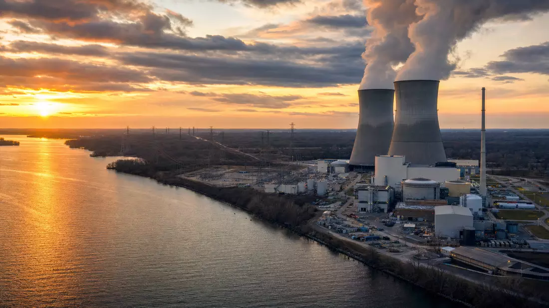 Luftaufnahme Kraftwerk Michigan bei Sonnenuntergang, Kühlturm Dampf, Hochspannungsleitungen