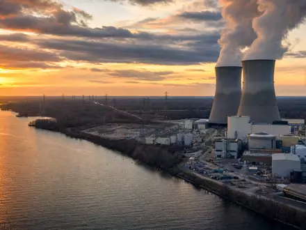 DTE Energy Co. Kraftwerk an einem Michigan-Fluss mit Kühltürmen und Übertragungsleitungen, ISIN US2333311072 - Foto: THN