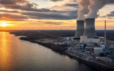 DTE Energy Co. Kraftwerk an einem Michigan-Fluss mit Kühltürmen und Übertragungsleitungen, ISIN US2333311072 - Foto: THN