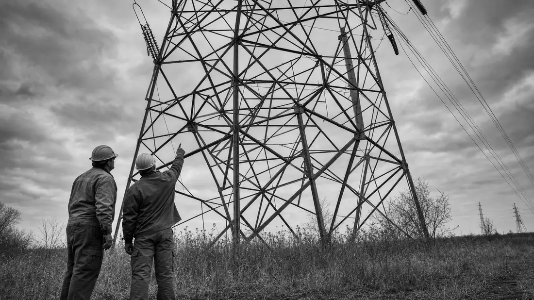 Schwarzweiß-Reportage Techniker Hochspannungsmast Michigan, dokumentarische Fotografie