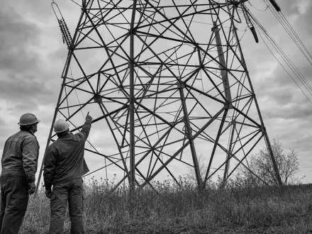 DTE Energy Co. Techniker inspizieren gemeinsam einen Hochspannungsmast in Michigan, US2333311072 Stromnetz - Foto: THN