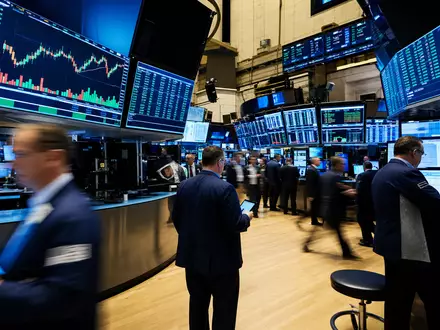 DTE Energy Co. NYSE-Börsenparkett mit Energiesektor-Charts und aktiven Händlern im Hintergrund, US2333311072 - Foto: THN