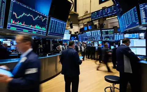 DTE Energy Co. NYSE-Börsenparkett mit Energiesektor-Charts und aktiven Händlern im Hintergrund, US2333311072 - Foto: THN