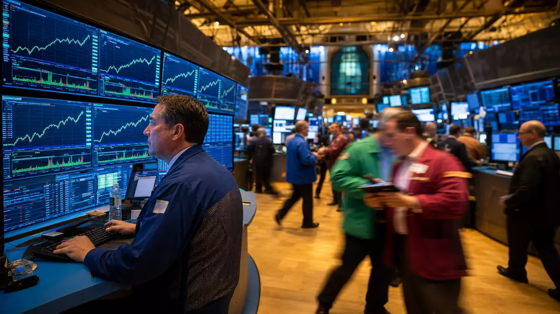 Redaktionelles Foto des NYSE Trading Floors mit Händlern und Chemiesektor-Kursverläufen