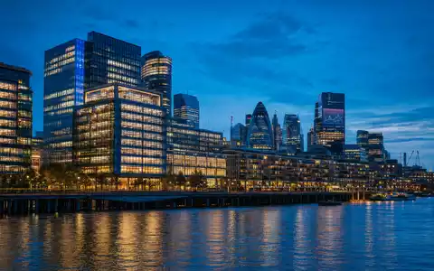 M&G plc mit ISIN GB00B03MM408 verwaltet Vermögen von London aus, Skyline symbolisiert internationale Finanzkraft - Foto: THN