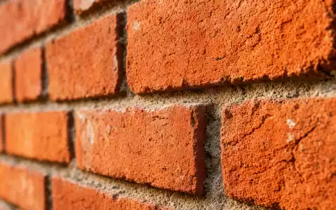 Makroaufnahme von Ziegelsteinen zeigt das Baumaterial der Branche von Taylor Wimpey plc, ISIN GB0008782301, detailreich - Foto: THN