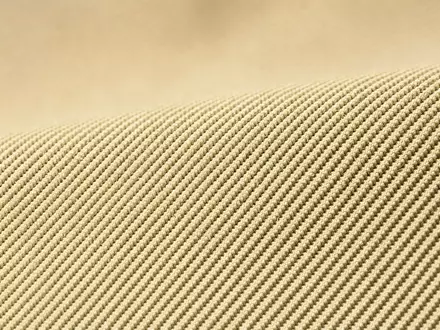 Makroaufnahme eines neutralen Stoffgewebes veranschaulicht Materialqualität von Burberry Group plc, ISIN GB0031743007, ohne charakteristisches Karomuster - Foto: THN