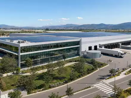 Viscofan S.A. ES0184262212 zeigt detailreiches Architektur-Render einer modernen Verpackungsfabrik mit nachhaltiger Bauweise irgendwo in Spanien - Foto: THN