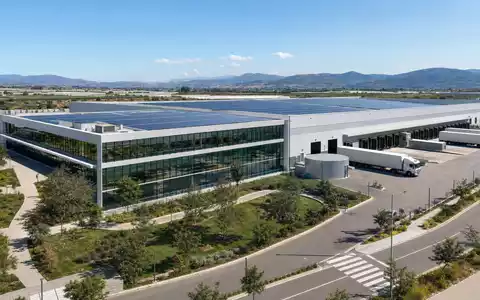 Viscofan S.A. ES0184262212 zeigt detailreiches Architektur-Render einer modernen Verpackungsfabrik mit nachhaltiger Bauweise irgendwo in Spanien - Foto: THN