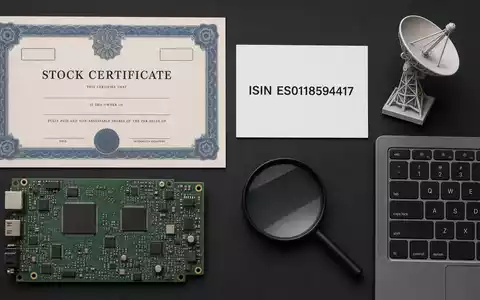 Flatlay mit Aktienzertifikat und ISIN-Karte ES0118594417 zeigt Finanzattribute von Indra Sistemas S.A. im Technologiebereich anschaulich - Foto: THN