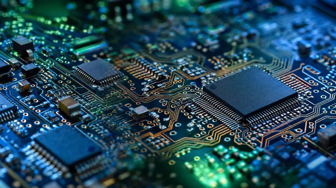 Makrofoto Leiterplatte mit Mikrochips, Indra Sistemas S.A. ES0118594417 Technologie
