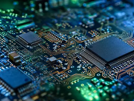 Makroaufnahme einer Leiterplatte veranschaulicht die technologische Basis der Produkte von Indra Sistemas S.A. ES0118594417 detailreich - Foto: THN