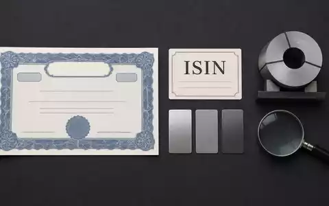 Flatlay-Arrangement mit Aktienzertifikat und ISIN-Karte repräsentiert eine Investition in Acerinox S.A. (ISIN ES0132105018) - Foto: THN