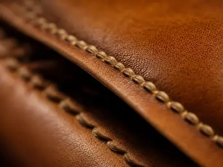 Salvatore Ferragamo S.p.A. IT0004712375 Makro-Fotografie feine Leder-Nähte Handstich Textur Nahaufnahme hochwertiges Ledermaterial - Foto: THN