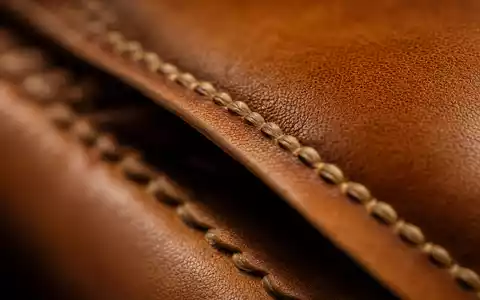 Salvatore Ferragamo S.p.A. IT0004712375 Makro-Fotografie feine Leder-Nähte Handstich Textur Nahaufnahme hochwertiges Ledermaterial - Foto: THN