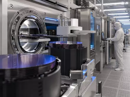 ASM International N.V. (NL0000334118) zeigt Reinraum mit ALD-Prozesskammern, Wafer-Handling-Robotern und Technikern in Schutzkleidung - Foto: THN