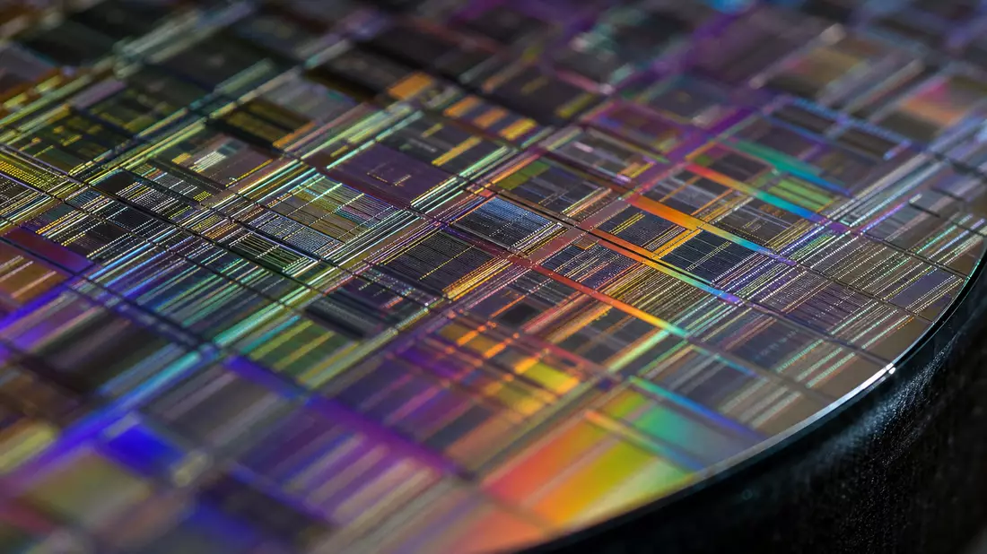 Makroaufnahme einer schillernden Wafer-Oberfläche mit feinen Schaltkreisen