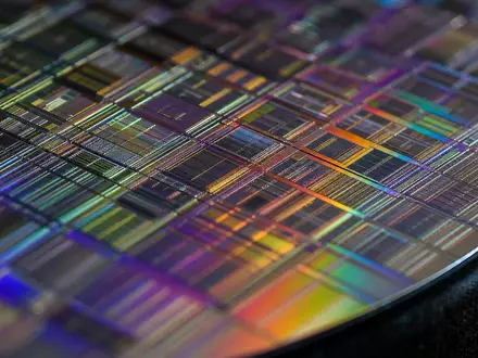 ASM International N.V. (NL0000334118): Makroaufnahme einer Wafer-Oberfläche mit schillernder Dünnschicht nach ALD-Beschichtung - Foto: THN