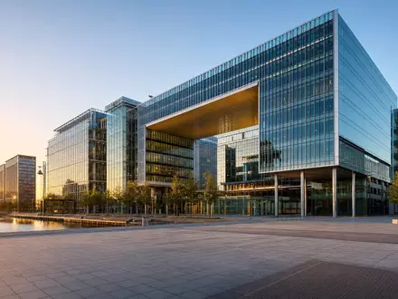 Fotorealistisches Bürogebäude in Den Haag symbolisiert Aegon N.V., ISIN NL0000303709, Versicherungs- und Vermögensverwaltungskonzern am Kanal - Foto: THN