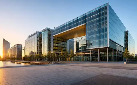 Fotorealistisches Bürogebäude in Den Haag symbolisiert Aegon N.V., ISIN NL0000303709, Versicherungs- und Vermögensverwaltungskonzern am Kanal - Foto: THN